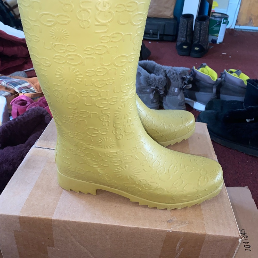 Size 9 Ugg Rain Boots Not Sure Of Color - image 5